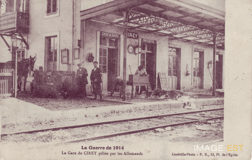 Eine alte Postkarte von 1914. Sie zeigt den Bahnhof von Cirey. Im Vordergrund sieht man Gleise dahinter das Bahnhofsgebäude. Mehrere Männer stehen am Gleis und im Hintergrund ist ein Pferd angebunden.